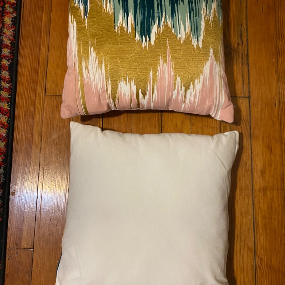 Throw pillows - Picture 2 of 2